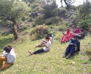 कुनिहार :ऑनलाइन शिक्षा बच्चों के लिए बनी आफत 