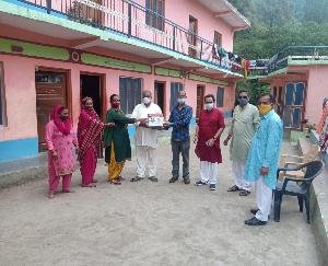 दाड़लाघाट :भाजपा नेता रत्न सिंह पाल ने वितरित कि होम आइसोलेशन किट 