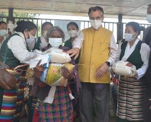 शिमला :शहरी विकास मंत्री सुरेश भारद्वाज ने रिजिनल तिब्बतियन वूमेन एसोसिएशन की ओर से  किया ज़रूरतमंद लोगों को राशन वितरित