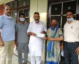 State BJP executive member Kishore RanaState-BJP-executive-member-Kishore-Rana-presented-a-check-of-21000-for-the-treatment-of-Krish-Thakurpresented a check of 21000/- for the treatment of Krish Thakur