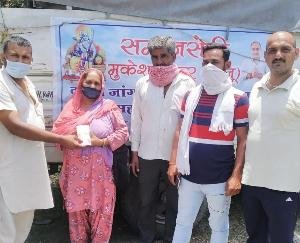 देहरा :मुकेश ठाकुर ने पशुशाला के लिए दी चार हज़ार की आर्थिक मदद 