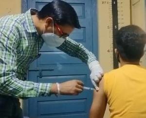 देहरा:कोविड वेक्सीन लगवाने को युवाओं ने दिखाया उत्साह