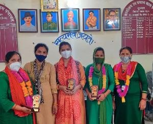 ज्वालामुखी:गुम्मर पँचायत ने सम्मानित किए कोरोना योद्धा