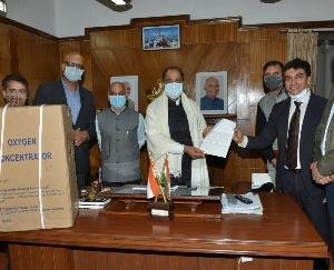 मुख्यमंत्री को 25 चिकित्सा ग्रेड ऑक्सीजन कन्सन्ट्रेटर प्रदान किए
