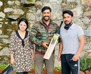 Dhoni-in-Shimla-along-with-his-family