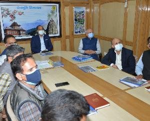 शिमला बाईपास फोरलेन परियोजना के प्रस्तावित संरेखण पर मुख्यमंत्री के समक्ष प्रस्तुति