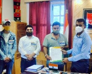 परीक्षाएं करवाने से पहले सभी छात्रों को लगवाई जाए वैक्सीन : NSUI