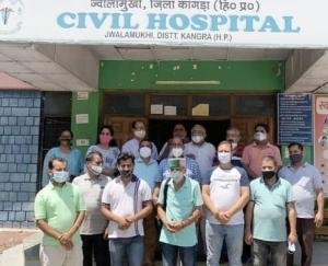 ज्वालामुखी कांग्रेस ने राजा वीरभद्र सिंह के जन्मदिन पर बांटे फल फ्रूट
