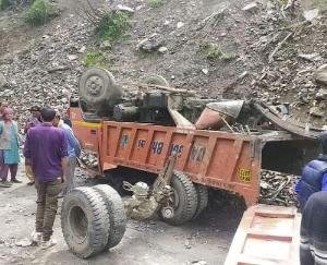 सिराज : खौली में दर्दनाक हादसा, टीपर दुर्घटनाग्रस्त, एक व्यक्ति की मौत 2 अन्य घायल