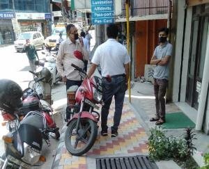 हमीरपुर : फुटपाथ पर गाड़ी खड़ी होने से लोगो को चलने में हो रही दिक्कत