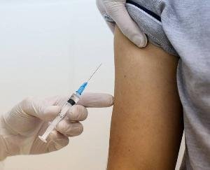 सोलन : विदेश जाने वाले लोग लगवाए कोरोना का दूसरा टीका  - मुख्य चिकित्सा अधिकारी