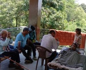 जसवां:परागपुर चलाली के गरीब परिवार को समाजसेवी  मुकेश ठाकुर ने पहुंचाई आर्थिक मदद