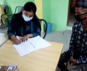 कुनिहार : पट्टाबरावरी पँचायत कार्यालय में मंगलवार को 18 से 44 आयु वर्ग के लोगों को लगी कोरोना वैक्सीन