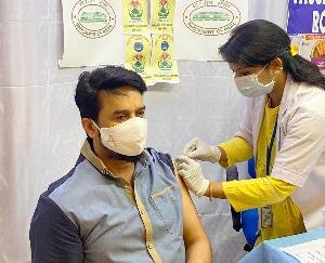 केंद्रीय वित्त एवं कॉरपोरेट अफ़ेयर्स राज्यमंत्री अनुराग ठाकुर ने ली कोविड वैक्सीन की दूसरी डोज़