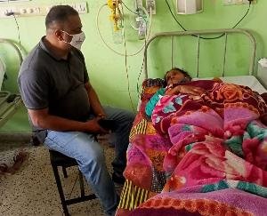 जसवां-परागपुर : संजय पराशर ने पेड़ से गिरी महिला के उपचार के लिए उपलब्ध करवाई आर्थिक सहायता