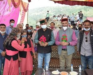 वन मंत्री राकेश पठानिया ने शनिवार को विधानसभा क्षेत्र जुब्बल-नावर-कोटखाई के लोगो कि समस्याएं सुनकर किया समाधान