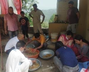 कुनिहार: नव चेतना संस्था कुनिहार की सदस्य ने गौवंश की सेवा करते हुए मनाया जन्मदिन