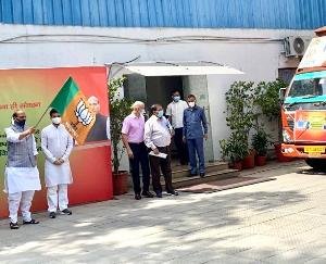 अनुराग ठाकुर द्वारा एकत्रित स्वास्थ्य उपकरण रक्षामंत्री ने किए हिमाचल रवाना