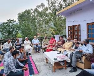 दाड़लाघाट :हिमको फेडरेशन के चैयरमेन व प्रदेश भाजपा उपाध्यक्ष रत्न सिंह पाल ने गांव दडेउटा में सुनी लोगों की समस्याएं