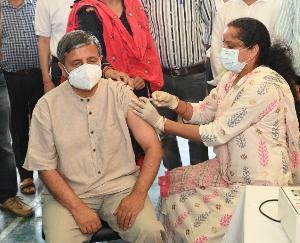 सोलन : नौणी विश्वविद्यालय के कर्मचारियों को लगी वैक्सीन की दूसरी डोज़