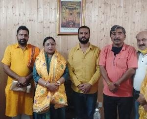 देहरा :जेपी नड्डा की पत्नी मलिका नड्डा ने मां बगलामुखी के दरबार में नवाया शीश