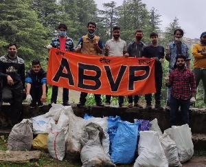 शिमला :72 साल की हुई विद्यार्थी परिषद,पॉटर हिल में चलाया सफाई अभियान
