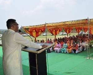 जसवां परागपुर : उद्योग मंत्री ने कोटला बेहड़ में 223 लाभार्थियों को बांटे 58 लाख की सहायता राशि के चेक