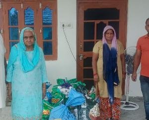 देहरा : समाज सेवी मुकेश ठाकुर ने बेटियों की शादी के लिए शगुन व राशन देकर की मदद