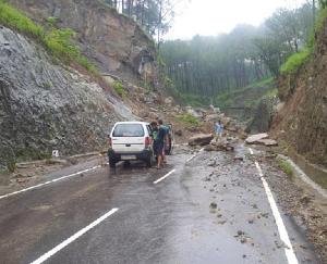 मंडी : चंड़ीगढ़- मनाली एनएच का संपर्क पूरी तरह से कटा