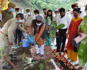 कसौली : डॉ. सैजल द्वारा युवा पीढ़ी से पर्यावरण संरक्षण के लिए समर्पित होकर कार्य करने का आग्रह