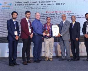 विद्यार्थियों के जीवन में शिक्षक एक महत्वपूर्ण इंसान