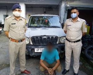 ज्वालामुखी: रक्कड पुलिस ने सदवां मे पकड़ी 41 पेटी देसी शराब, दबोचा तस्कर