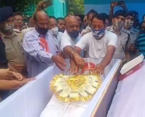 हमीरपुर : शहीद कमल के ताबूत पर सजा दूल्हे का लिबास, कुछ महीनों में होनी थी शादी