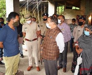 शिमला : मंत्री सुरेश भारद्वाज ने तेदुंए द्वारा बच्ची को उठाने की घटना से प्रभावित परिवारजनों से की संवेदना व्यक्त