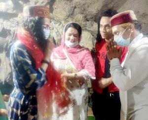 कुनिहार : उपायुक्त सोलन ने किए प्राचीन शिव ताण्डव गुफा के दर्शन