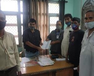 देहरा: आज़ाद टेक्सी ऑपरेटर यूनियन ने नायब तहसीलदार को सौंपा ज्ञापन