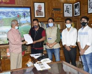 शिमला : NSUI ने मांगो को लेकर राज्यपाल को सौंपा ज्ञापन