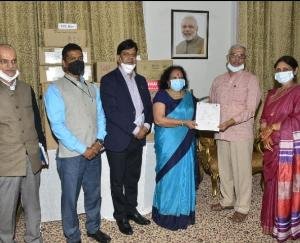 शिमला : राज्यपाल ने स्वास्थ्य उपकरण किये वितरित किए