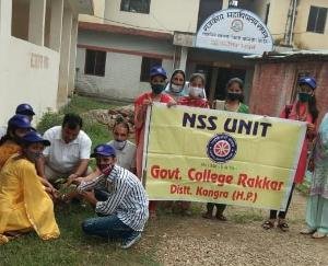 रक्कड़ डिग्री कॉलेज में एन एस एस के स्वयंसेवियों द्वारा किया गया पौधरोपण