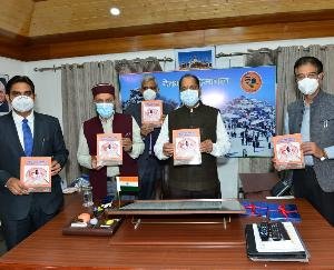 मुख्यमंत्री ने गिविंग लाइफ ऑफर डेथ-द हीरोज ऑफ हिमाचल प्रदेश पुस्तिका का किया विमोचन