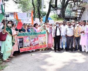 जसवां:परागपुर: महिला कांग्रेस ने सरकार के खिलाफ परागपुर में किया धरना प्रदर्शन