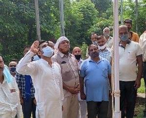 100 वर्ष पुरानी कृषि सहकारी सभा समिति बिलासपुर में भाजपा नेता डॉ सुकृत सागर ने फहराया तिरंगा