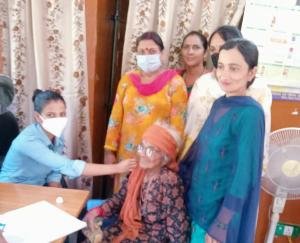 दाड़लाघाट : 98 वर्षीय महिला ने लगवाई कोरोना वैक्सीन, सामाजिक दायित्व निभा कर की मिसाल पेश