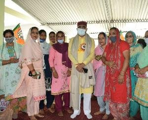 जसवां-परागपुर : उद्योग मंत्री ने बरनाली में महिला मंडलों को बांटा सामान