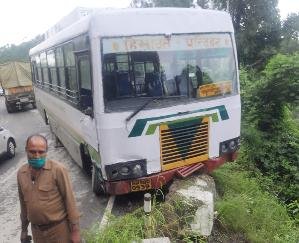 दाड़लाघाट : चालक की सूझबूझ से टला बड़ा हादसा, पट्टा टूटने से बस दुर्घटनाग्रस्त
