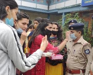शिमला : पुलिस के जवानों के साथ एबीवीपी ने मनाया रक्षा बंधन: अभाविप