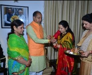 महिला मोर्चा की सदस्यों ने मुख्यमंत्री की कलाई पर बांधी राखी