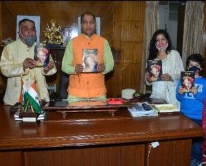 शिमला : मुख्यमंत्री ने किया पुस्तक का विमोचन