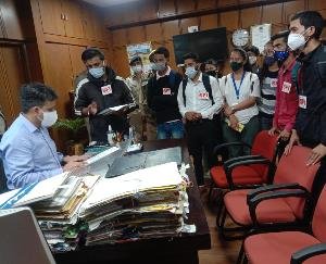 शिमला : एसएफआई हिमाचल प्रदेश विश्वविद्यालय इकाई द्वारा कुलसचिव को मांगों को लेकर सौंपा गया ज्ञापन