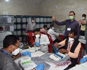 सोलन : इलैक्ट्राॅनिक वोटिंग मशीनों की प्रथम स्तरीय जांच पूर्ण